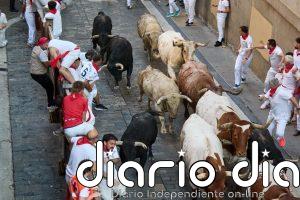 Los toros de Fuente Ymbro protagonizan un rápido y masificado primer encierro de San Fermín
