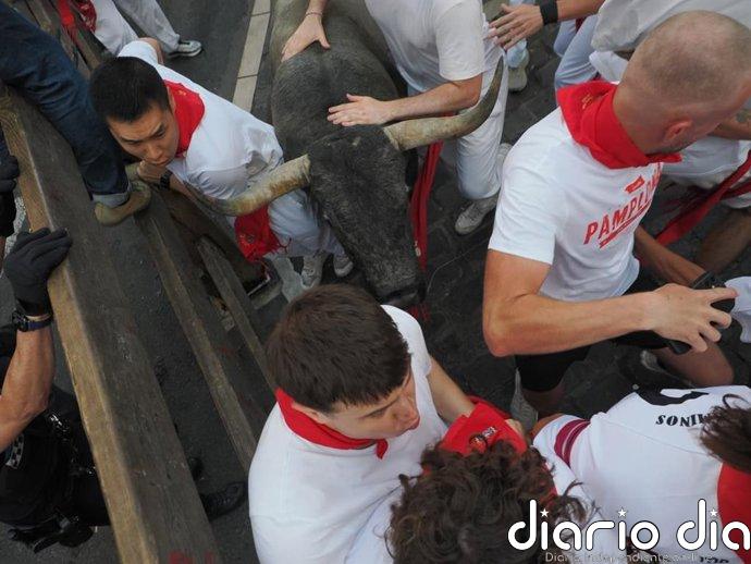 Los toros de José Escolar protagonizan un veloz y atropellado quinto encierro de los Sanfermines