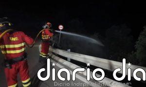 Los trabajos para extinguir el incendio de Los Gallardos siguen mientras se asegura el perímetro