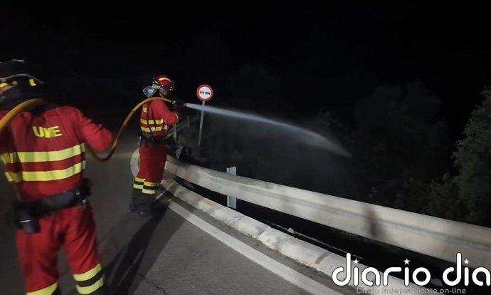 Los trabajos para extinguir el incendio de Los Gallardos siguen mientras se asegura el perímetro