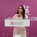 Mamen González (PSOE) critica al gobierno local del PP en Córdoba por la ausencia de marquesinas en las paradas de taxi
