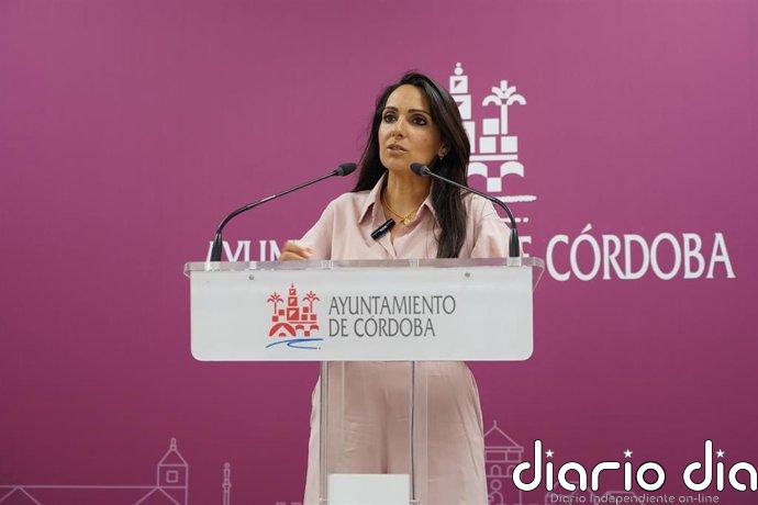 Mamen González (PSOE) critica al gobierno local del PP en Córdoba por la ausencia de marquesinas en las paradas de taxi