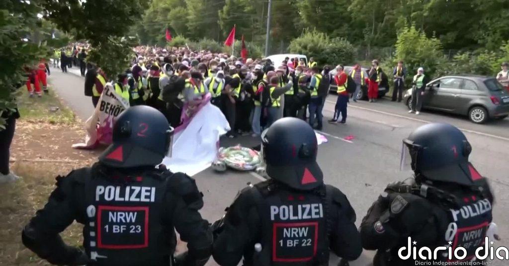 Manifestantes antifascistas no consiguen evitar el inicio de la conferencia anual de la AfD en Alemania