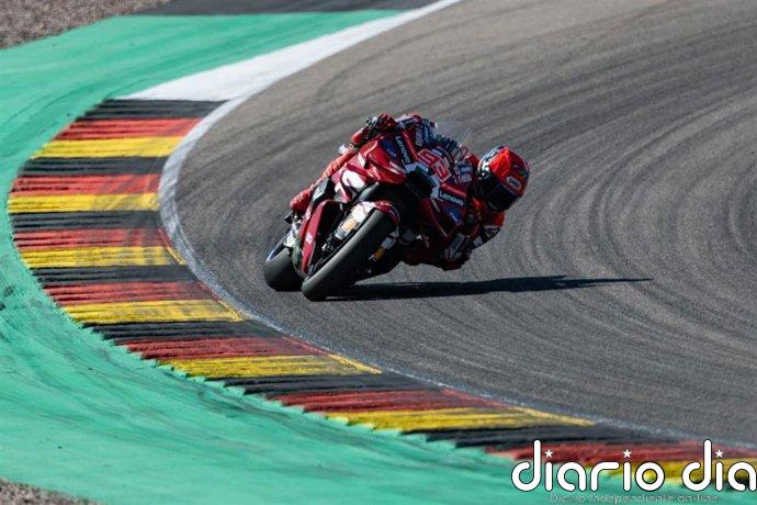 Marc Márquez reina en Sachsenring y aprieta al líder Martín