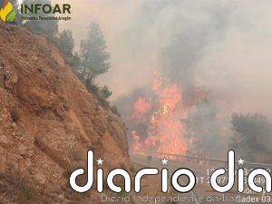Más de 100 efectivos trabajan en la contención del incendio de Peñarroya de Tastavins (Teruel)