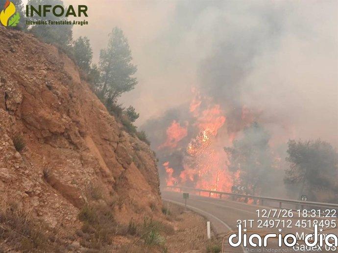 Más de 100 efectivos trabajan en la contención del incendio de Peñarroya de Tastavins (Teruel)