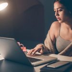 Más tiempo en internet y acoso online: un estudio alerta de su relación con los pensamientos suicidas en jóvenes