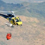 Medios aéreos y terrestres intervienen en un incendio forestal en Montemolín (Badajoz)