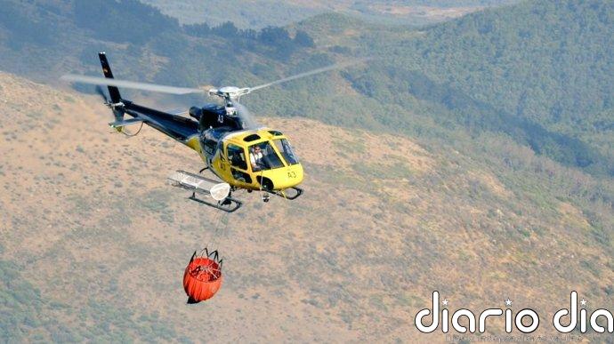 Medios aéreos y terrestres intervienen en un incendio forestal en Montemolín (Badajoz)