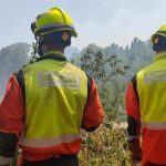 Medios aéreos y terrestres trabajan en la extinción de un incendio en Manises
