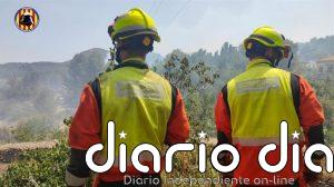 Medios aéreos y terrestres trabajan en la extinción de un incendio en Manises