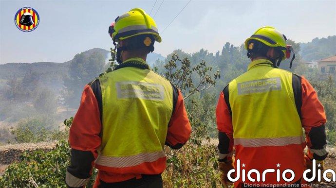 Medios aéreos y terrestres trabajan en la extinción de un incendio en Manises