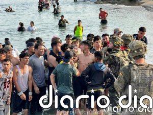 Miles de personas siguen regresando a Marruecos, mientras que ya solo pequeños grupos tratan de entrar a Ceuta a nado