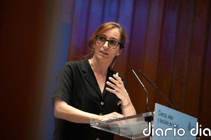 Mónica García reprocha a Feijóo que acuse de fraude a médicos y trabajadores por las bajas laborales