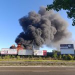 Movilizados Bomberos y Policía por un incendio en un negocio de compraventa de palés en Valladolid