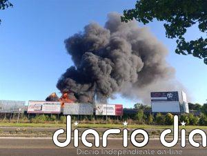 Movilizados Bomberos y Policía por un incendio en un negocio de compraventa de palés en Valladolid