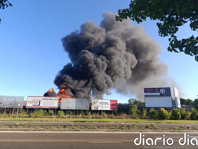 Movilizados Bomberos y Policía por un incendio en un negocio de compraventa de palés en Valladolid