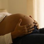 Mujeres sordas piden información accesible durante el embarazo y el parto: "Existe el miedo a no enterarte"