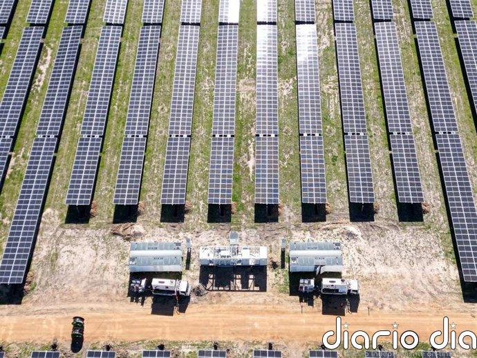 Naturgy invierte 300 millones en un 'megaproyecto' híbrido de energía solar y baterias en Australia