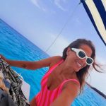 Nuria Roca tiene el bañador más vibrante y con aire retro del verano