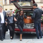 Paula Echevarría, arropada por Miguel Torres en la despedida a su padre