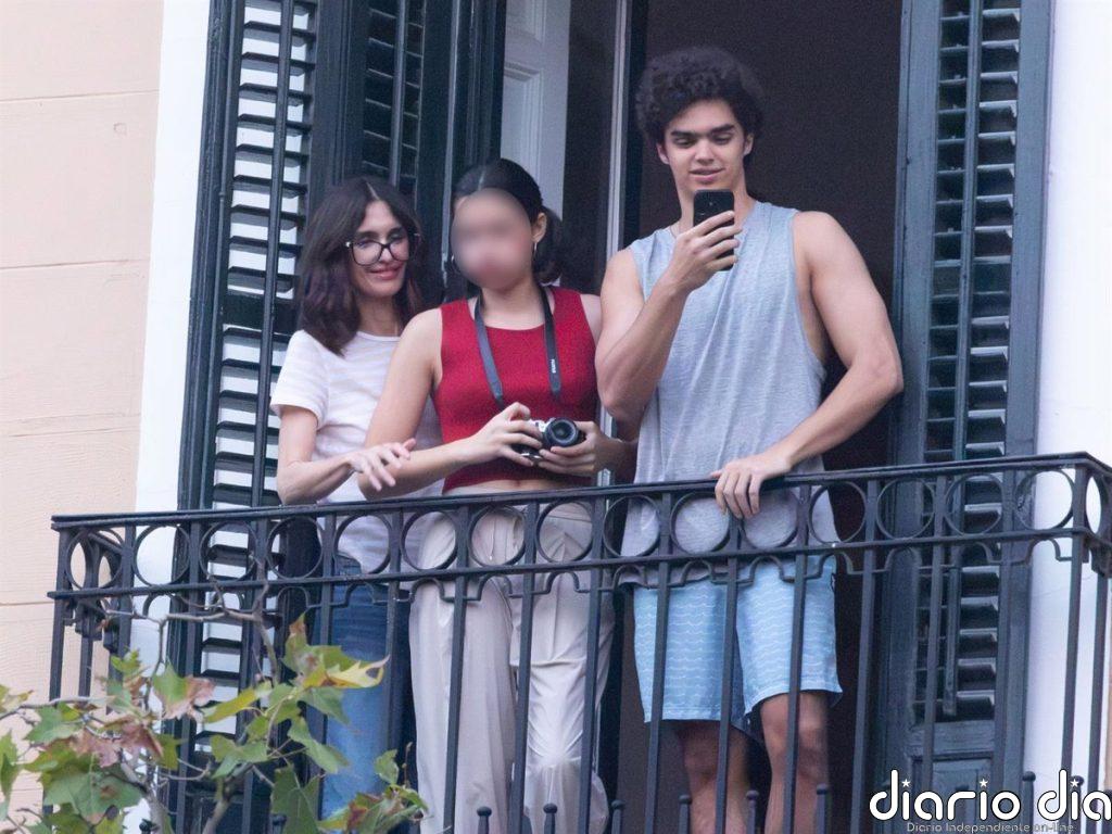 Paz Vega vuelve a sonreír y celebra eufórica el triunfo de 'La Roja' junto a dos de sus hijos desde su nueva casa