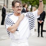 Pedro Pascal confirma en el desfile de Chanel que el blanco sigue siendo el uniforme más elegante del verano