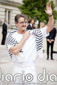 Pedro Pascal confirma en el desfile de Chanel que el blanco sigue siendo el uniforme más elegante del verano