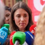 Podemos acusa a PP y Vox de "poner la bandera LGTBI en las papeleras": "Quieren retroceder en derechos"