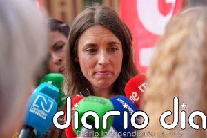 Podemos acusa a PP y Vox de "poner la bandera LGTBI en las papeleras": "Quieren retroceder en derechos"