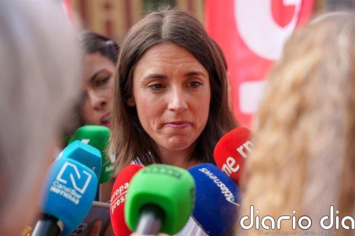 Podemos acusa a PP y Vox de "poner la bandera LGTBI en las papeleras": "Quieren retroceder en derechos"