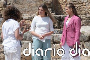 Por qué todo el mundo está hablando del bolso de mano de marca gallega que Doña Leonor llevó al Yacimiento de Empúries