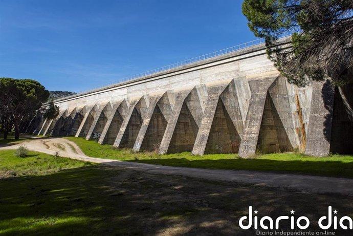 Prohibido el baño, la navegación y la actividad recreativa en el pantano de San Juan por seguridad tras el incendio