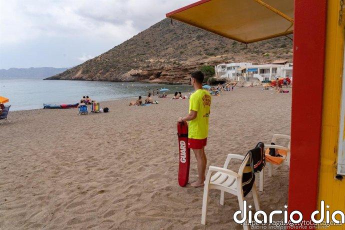 Protección Civil reanima a una mujer de 80 años rescatada del agua inconsciente en Los Urrutias (Cartagena)