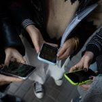 PSOE y Sumar acuerdan prohibir el acceso a redes sociales con "contenidos dañinos" a menores de 16 años