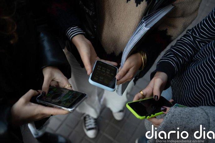 PSOE y Sumar acuerdan prohibir el acceso a redes sociales con "contenidos dañinos" a menores de 16 años