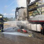 Quema la cabina y parte del remolque de un camión que transportaba leche en la salida del aeropuerto