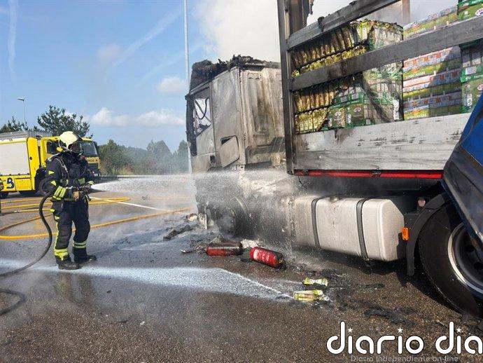 Quema la cabina y parte del remolque de un camión que transportaba leche en la salida del aeropuerto