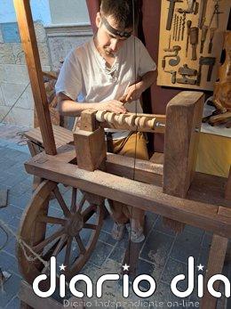 Rapaces, artesanía de autor y la expulsión de los moriscos en el II Mercado Histórico de Gea de Albarracín (Teruel) Aitor en el torno da forma a la madera.