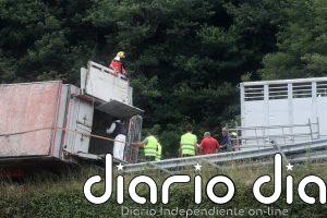 Reabre a la circulación la A-6 tras permanecer cortada día y medio por el vuelco de un camión en Baralla