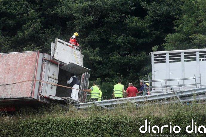 Reabre a la circulación la A-6 tras permanecer cortada día y medio por el vuelco de un camión en Baralla