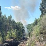 Reabre la vía convencional Santiago-Ourense tras extinguirse el fuego causado por el paso de un tren en Boborás