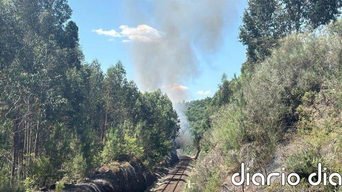 Reabre la vía convencional Santiago-Ourense tras extinguirse el fuego causado por el paso de un tren en Boborás