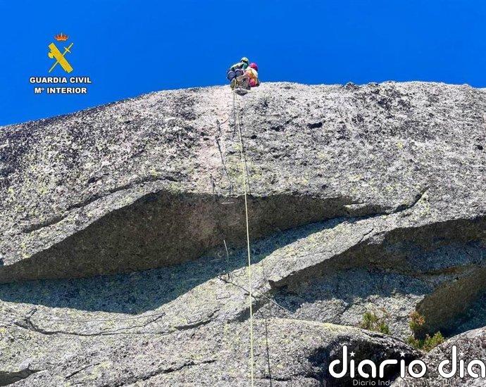 Rescatado un escalador que había quedado suspendido en la vía ferrata del Cancho de la Muela de La Garganta