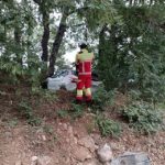 Rescatados cinco ocupantes de un coche que cayó por un talud y chocó contra un árbol por un fallo de frenos en Camaleño