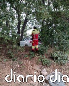 Rescatados cinco ocupantes de un coche que cayó por un talud y chocó contra un árbol por un fallo de frenos en Camaleño
