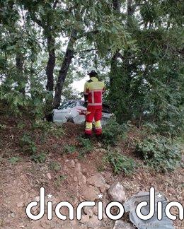 Rescatados cinco ocupantes de un coche que cayó por un talud y chocó contra un árbol por un fallo de frenos en Camaleño