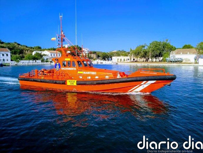 Rescatan a 32 migrantes a bordo de una patera que navegaba al sur de Cabrera