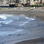 Rescatan a un menor del mar en La Laja, en Las Palmas de Gran Canaria, y se busca a una joven desaparecida