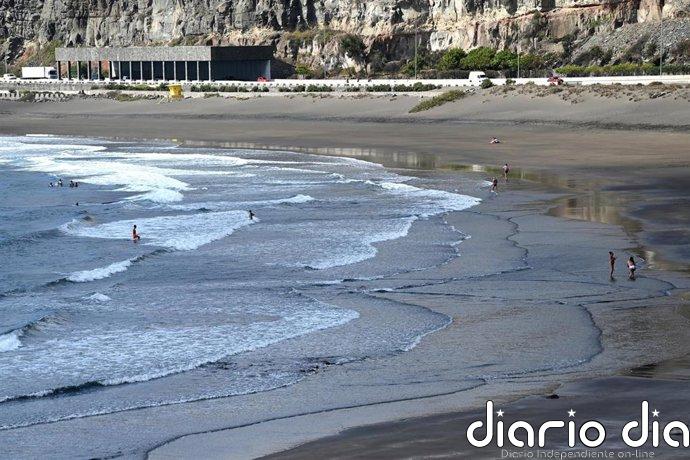 Rescatan a un menor del mar en La Laja, en Las Palmas de Gran Canaria, y se busca a una joven desaparecida